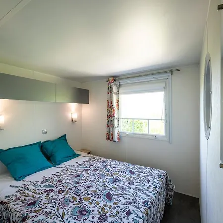 Campsite Familiale 3 Etoiles Vue 360 Piscine A Debordement Empl Xxl *