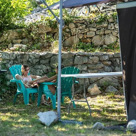 Campsite Familiale 3 Etoiles Vue 360 Piscine A Debordement Empl Xxl Labeaume
