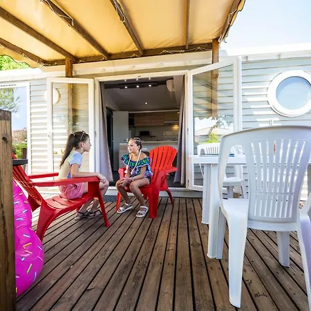 Campsite Familiale 3 Etoiles Vue 360 Piscine A Debordement Empl Xxl Labeaume